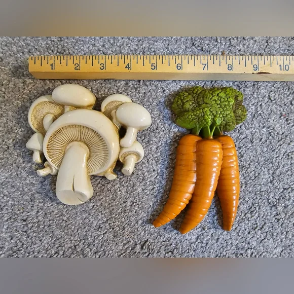 HOMCO Vintage Mushroom & Carrot Resin Decor